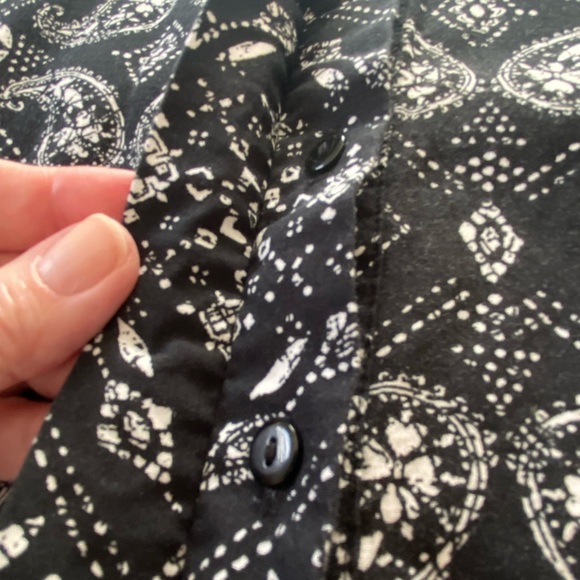 Black and White Paisley Print High Low Cap Sleeve Button Up Shirt Size Large - Picture 8 of 14
